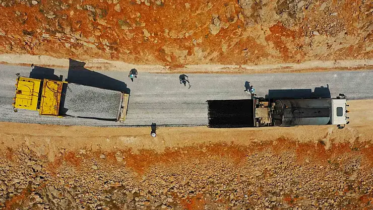 Malatya Büyükşehir Belediyesi'nin kırsaldaki yol mesaisi sürüyor