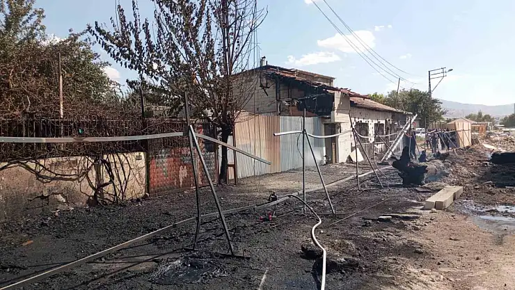 Malatya'da inşaat şantiyesinde çıkan yangın evlere sıçradı