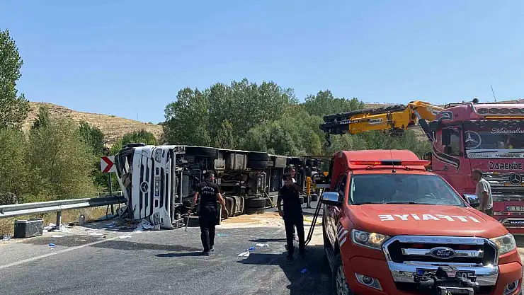Malatya'da kontrolden çıkan tır devrildi: 1 ağır yaralı