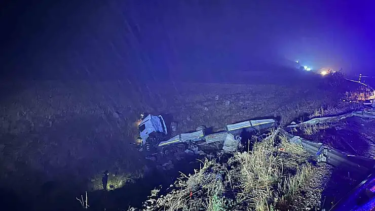 Malatya'da şarampole devrilen çekicinin sürücüsü hayatını kaybetti