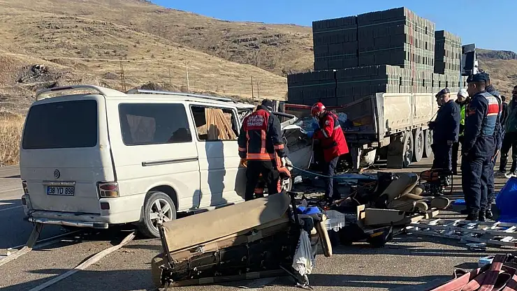 Tır ile minibüs çarpıştı: 3 ölü