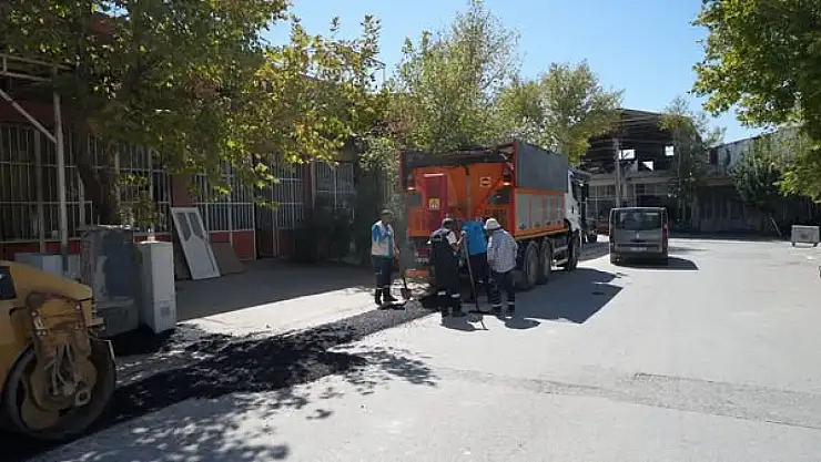 Marangozcular sitesi içinde yol onarım çalışması