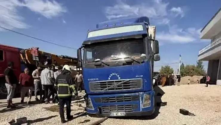 Mardin'de patlayan lastiği değiştirmek isteyen tır şoförü aracın altında kaldı
