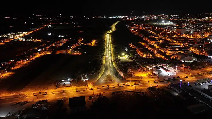 Mersin Caddesi gece ışıl ışıl
