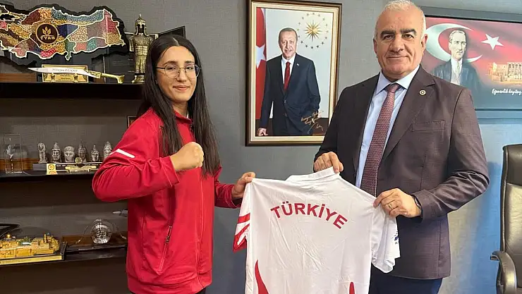 Milletvekili Özhan Milli Sporcu Erdoğan'ı makamında ağırladı