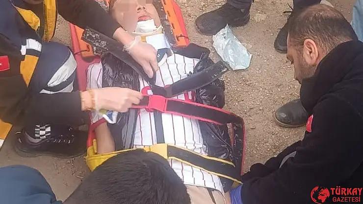 Motosiklet ile aracın çarpışma anı kameraya yansıdı