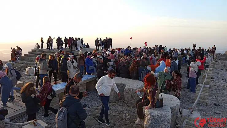Nemrut Dağı'nda Güneşin doğuşunu yaklaşık Bin kişi izledi