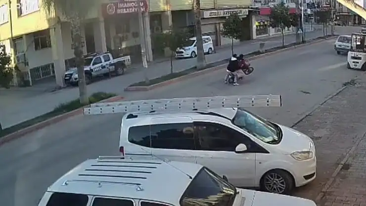 Önünü kaldırdığı motosikletle otomobile çarptı: 2 yaralı