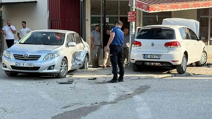 Osmaniye'de iki otomobilin karıştığı kazada 3 kişi yaralandı