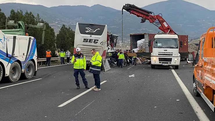 Osmaniye'de yolcu otobüsü tıra çarptı: 6 ölü, 11 yaralı