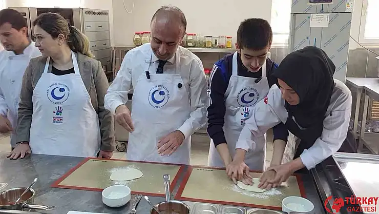 Otizmli çocuklar pizza yapmak için mutfakta