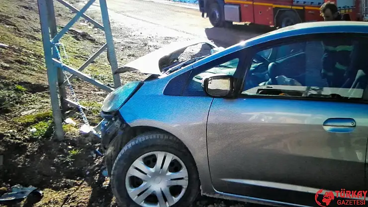 Adıyaman Gölbaşı'nda otomobil elektrik direğine çarptı: 1 yaralı