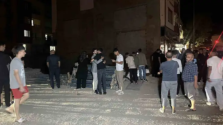 Otomobil inşaat temeline düştü: 1'i ağır 4 yaralı