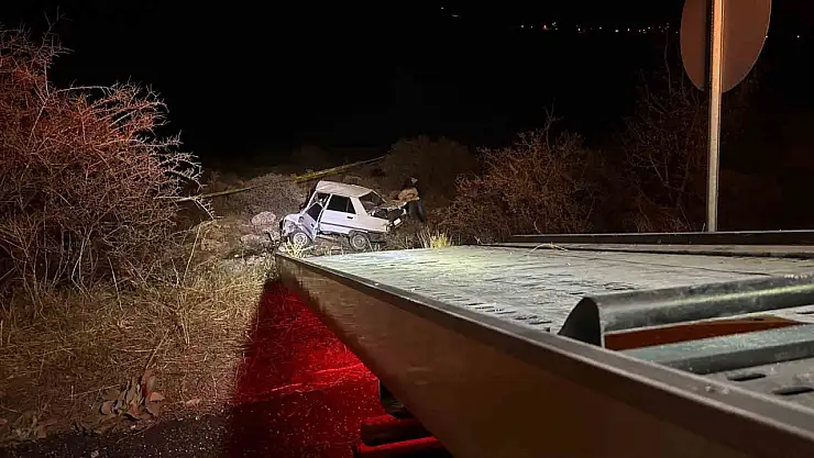 Otomobil kayalıklara çarptı: 1 ölü, 1 yaralı