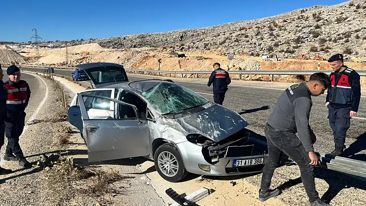 Adıyaman Besni'de otomobil refüje çarptı: 1 yaralandı