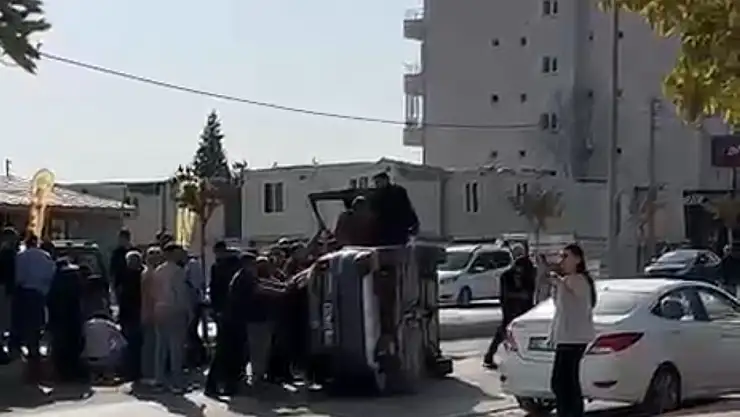 Otomobille çarpışan araç devrildi: 1 yaralı