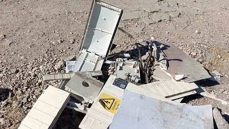 Parçalanan elektrik trafosu tehlike saçıyor
