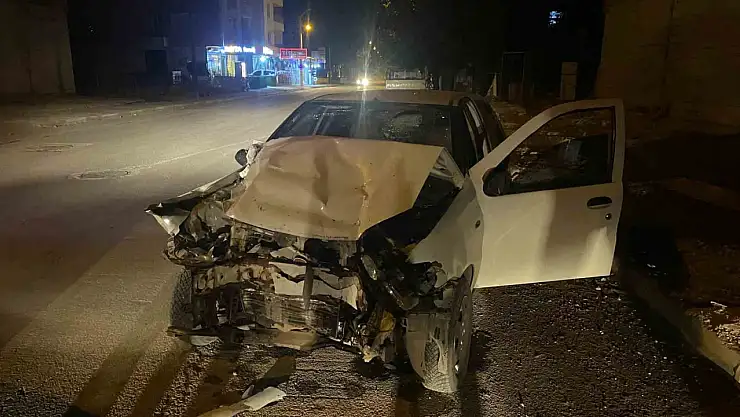 Adıyaman'da park halindeki otomobile arkadan çarptı