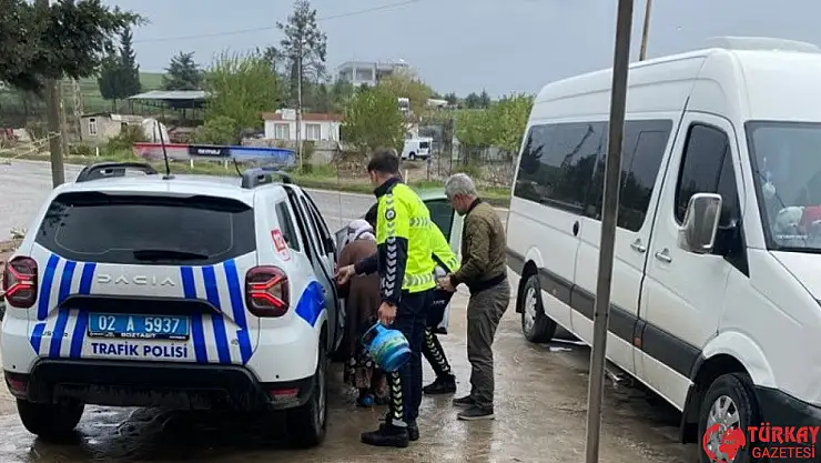 Polisler yaşlı kadının tüpünü alıp evine kadar bıraktı