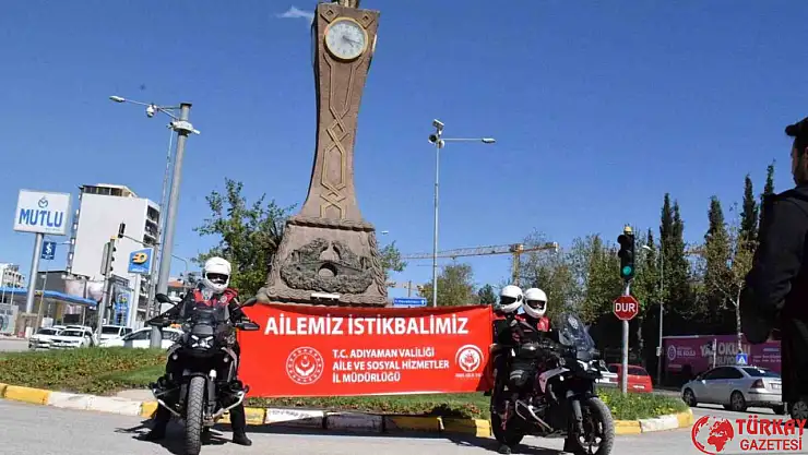 Polislerden Aile Yılı pankartı