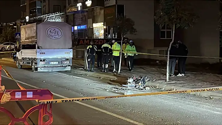 Polisten kaçan motosikletli, park halindeki kamyonete çarptı: 1 ölü 1 yaralı