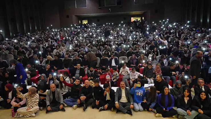 Adıyaman'da protokol üyeleri konseri yerde bağdaş kurarak izledi