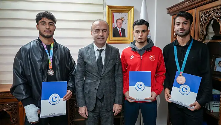 Rektör Keleş başarılı sporcuları tebrik etti