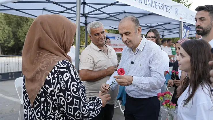 Rektör Keleş Öğrencileri ve ailelerini karanfillerle karşıladı