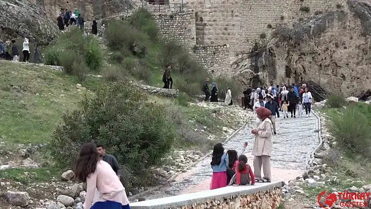 Restorasyonu tamamlanan eski Kahta Kalesi'ne ziyaretçi akını