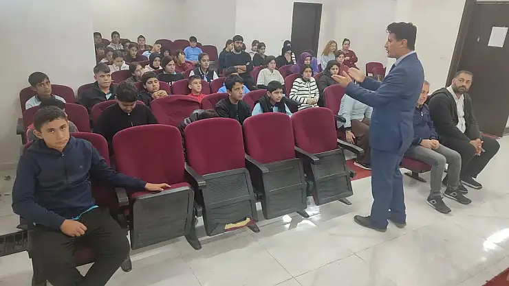 Samsat İlçe Milli Eğitim Müdürü Akın, öğrencilerle bir araya geldi