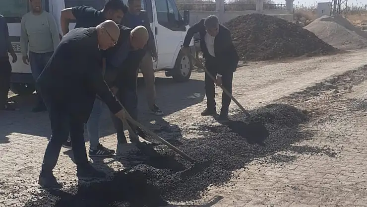 Samsat ilçesinde asfalt yama çalışmaları devam ediyor