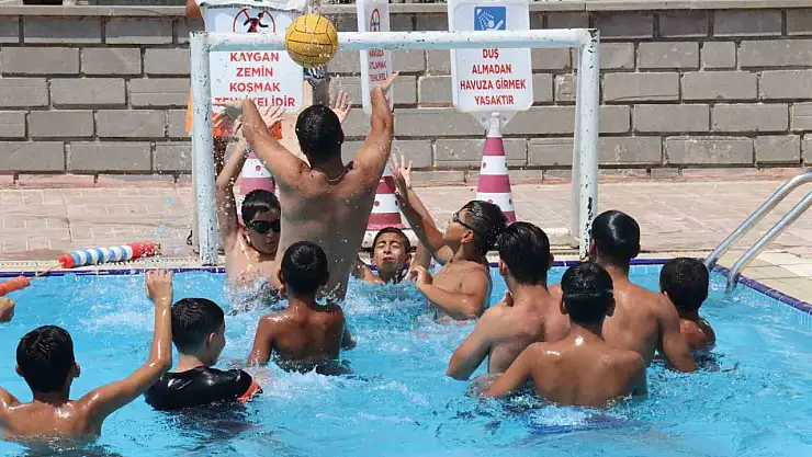 Şanlıurfa Belediyesi'ne ait yüzme havuzlarında hem serinlediler hem eğlendiler