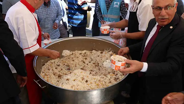 Şanlıurfa'da 3 bin kişiye etli pilav dağıtıldı