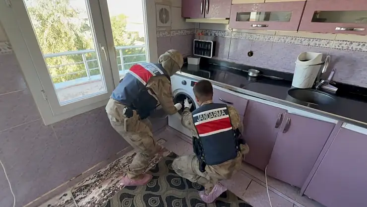Şanlıurfa'da çamaşır makinesinden 12 tabanca çıktı