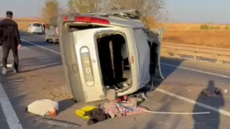 Şanlıurfa'da hafif ticari araç devrildi: 1 ölü, 3 yaralı