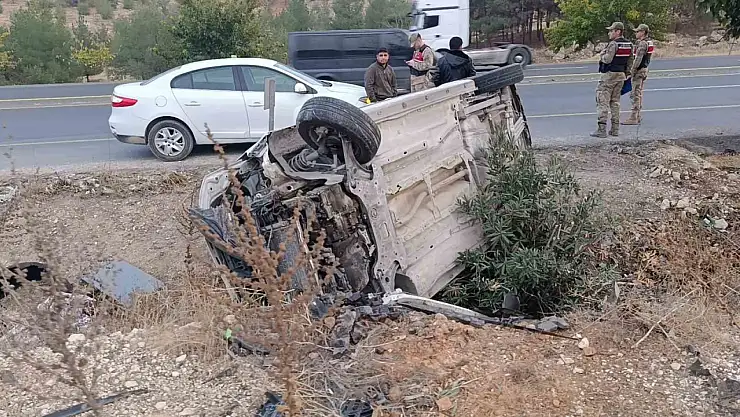 Şanlıurfa'da hafif ticari araç devrildi: Baba ve oğlu yaralandı