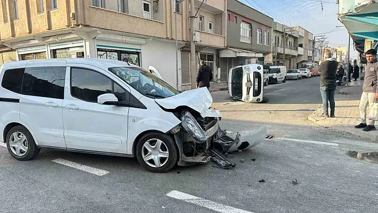 Şanlıurfa'da iki ticari araç çarpıştı, biri ters döndü