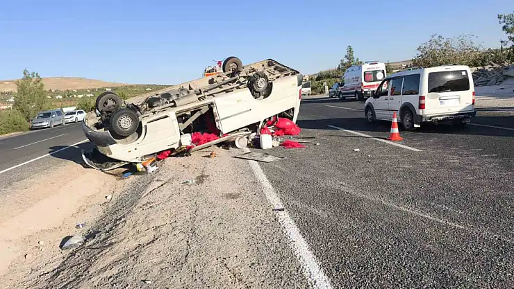 Şanlıurfa'da tarım işçilerini taşıyan minibüs devrildi: 20 yaralı