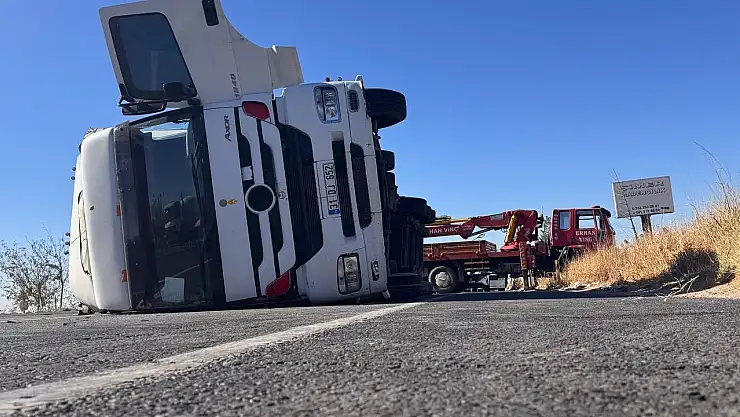 Şanlıurfa'da tekstil hammaddesi yüklü tır devrildi
