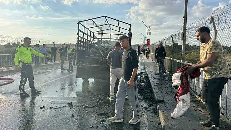 Seyir halindeki kamyonet alev aldı: Ensesinde sıcaklık hissedince, 3 kişinin hayatı kurtuldu