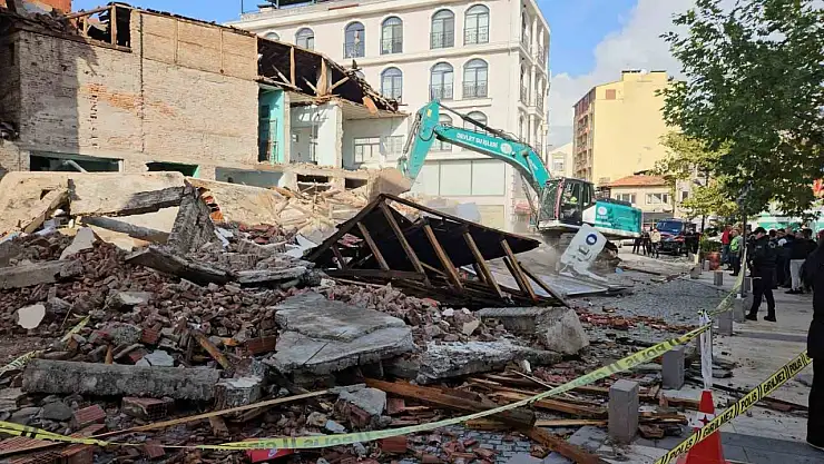 Sındırgı'da yıkılan binaların enkazı kaldırılıyor