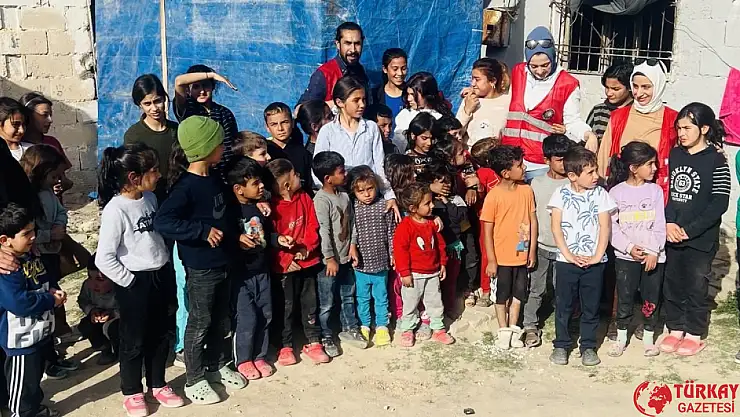 Sınırda 500 çocuk bayramlık elbise ve ayakkabı sevinci yaşadı