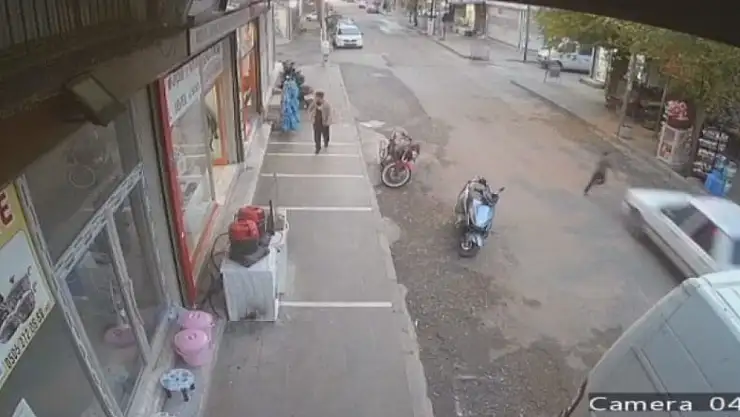 Siverek'te otomobilin çarptığı çocuk, ayağa kalkarak kaçtı