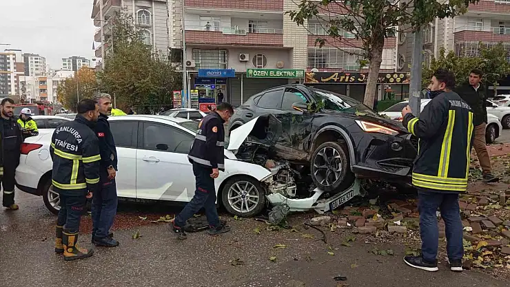 Siverek'te otomobiller çarpıştı: 2 yaralı