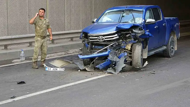 Sivil ekip aracı ile askeri araç çarpıştı, trafik kilitlendi