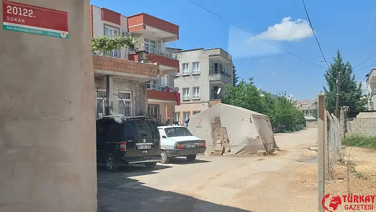 Sokak ortasına kurulan çadır ulaşıma engel oluyor