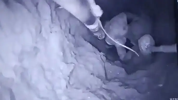 Suriye'de kuyuya düşen çocuk kurtarılarak tedavi için Şanlıurfa'ya getirildi