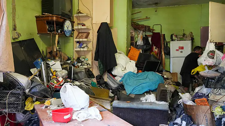 Tarsus Belediyesi'nden çöp ev temizliği: 28 ton atık çıkarıldı