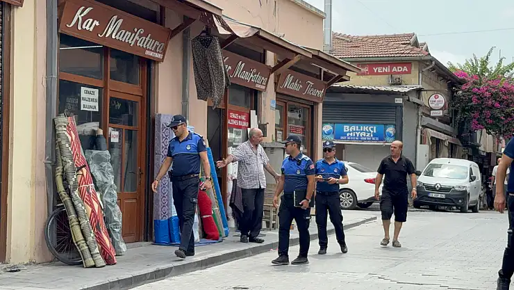 Tarsus'ta kaldırımları işgal eden tezgahlara müdahale edildi