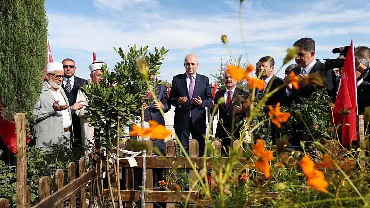 TBMM Başkanı Kurtulmuş, Adıyaman'da Deprem Şehitleri mezarlığını ziyaret etti